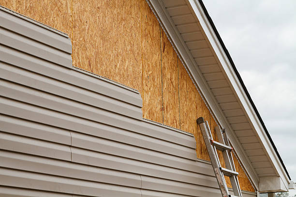 Professional Siding Contractor technician working in Lincolnshire, IL